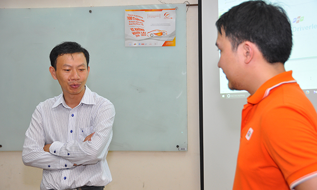 Anh Tuấn trực tiếp trao đổi thêm về cuộc thi với Phó trưởng khoa khoa học và kỹ thuật máy tính, ĐH Bách khoa TP HCM Phạm Trần Vũ.