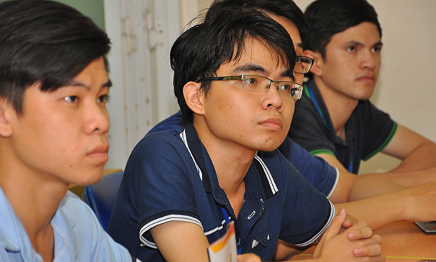 Các sinh viên chăm chú theo dõi phần thuyết trình của anh Lê Ngọc Tuấn.