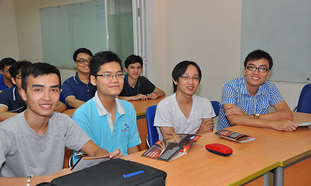 Đội thi của Nguyễn Thanh Vinh (bìa phải) mong muốn sẽ là đại diện của trường Bách khoa TP HCM lọt vào vòng chung kết.