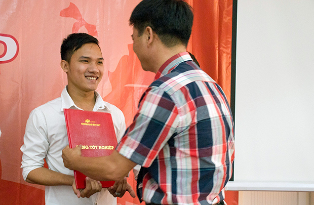 Nguyễn Thanh Cầm, chuyên ngành Thiết kế đồ họa – Mỹ Thuật đa phương tiện vừa được trao danh hiệu Thủ khoa khối ngành Công nghệ thông tin của Cao đẳng thực hành FPT Polytechnic Hồ Chí Minh khóa 10.1. Ảnh: FE.