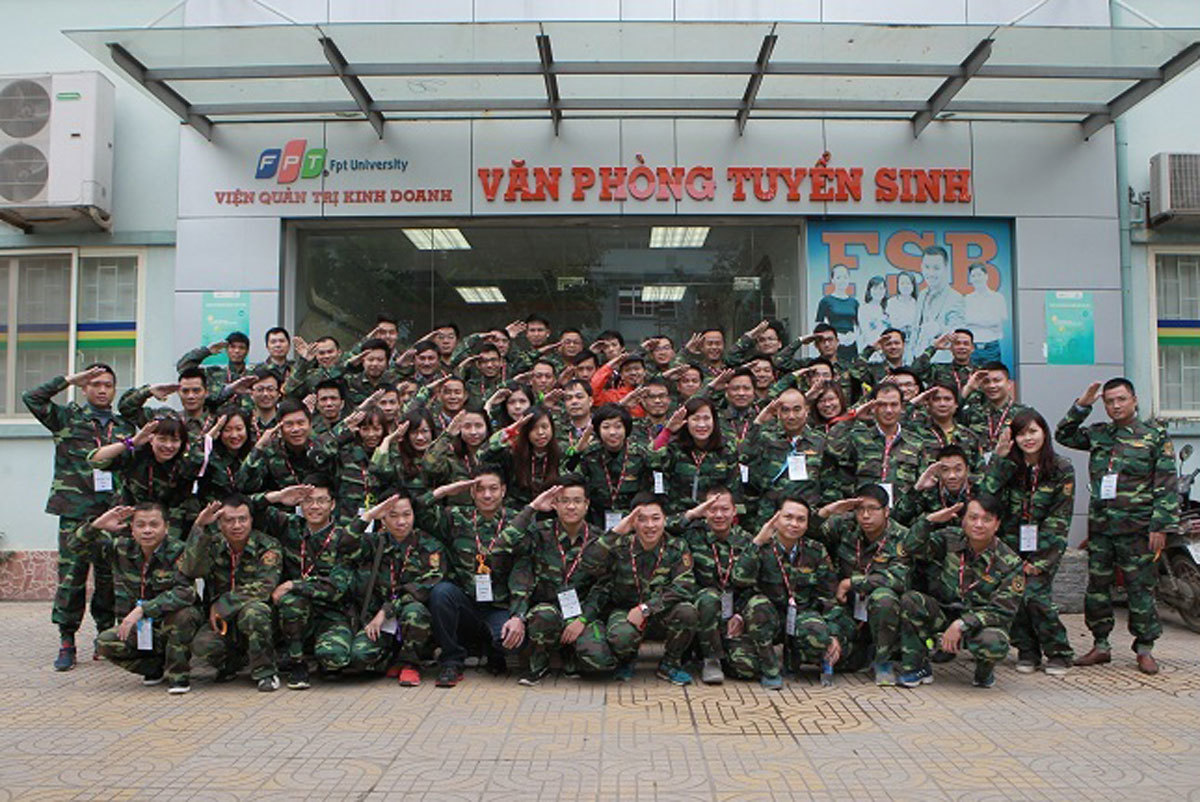 <p class="Normal"> Tại Hà Nội, chương trình diễn ra tại Xanh Villas với chủ đề “Tôi là thủ lĩnh” với hơn 80 học viên của chương trình Thạc sĩ Quản trị Kinh doanh FeMBA tham gia. Tại TP HCM, chương trình diễn ra ở Bình Dương với hơn 40 học viên PGM/FeMBA. Tất cả được chia thành các đội thi đấu teambuilding trong buổi sáng và học kiến thức vào buổi chiều.</p>
