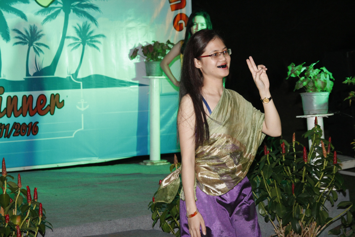 <p> Miss Thái Lan kỳ công khi hóa trang răng đen, đúng phong cách “Tình người duyên ma”.</p>