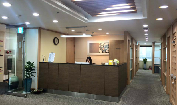 FPT Korea nằm cách ga Gangnam khoảng 5 phút đi bộ, và cách Trung tâm nghiên cứu và phát triển của LGE khoảng 20 phút đi bộ. Văn phòng hiện tại được thuê theo diện "shared office" (chia sẻ không gian), nghĩa là ngoài phòng làm việc riêng thì các các tiện ích khác như phòng họp, rest areas… sẽ dùng chung. Không gian phòng làm việc của FPT Korea là "sale office" nên quy mô bước đầu nhỏ.