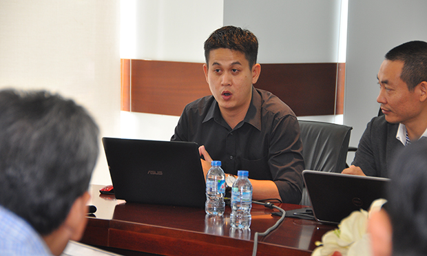 Anh Đoàn Đăng Khoa, Phó giám đốc kinh doanh phía Nam Công ty Viễn thông quốc tế FPT (FTI) giới thiệu cho Thứ trưởng Bộ kinh tế và tài chính Campuchia về các đơn vị thành viên của Tập đoàn FPT.