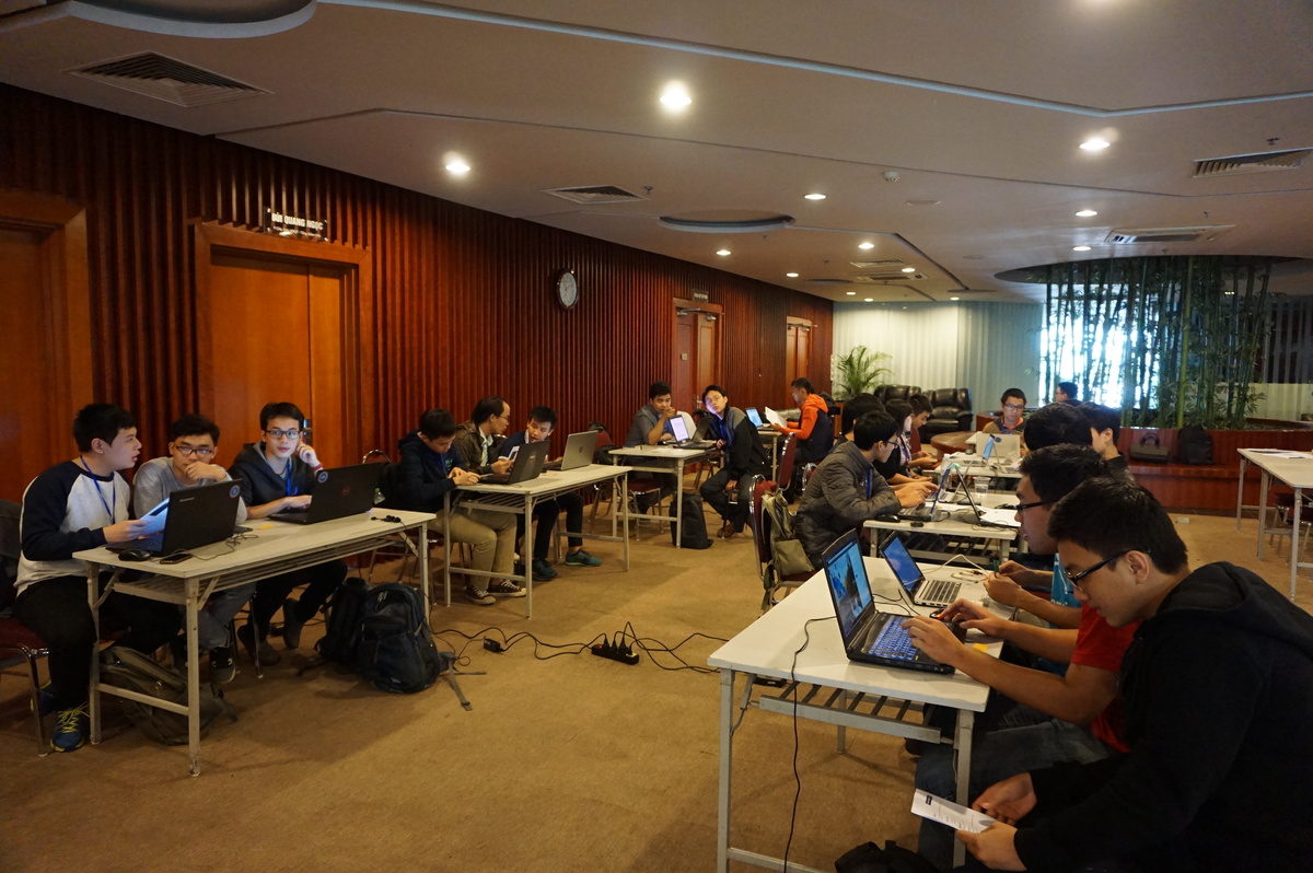 <p> Vietnam IoT Weekend diễn ra trọn vẹn một ngày. Trong buổi chiều, các sinh viên chia làm 10 đội cùng tham gia cuộc thi Hands-on lab và Hackathon. Anh Lê Ngọc Tuấn, FTI, cho hay, cuộc thi nhằm giúp sinh viên hiểu được làm ra một sản phẩm IoT như thế nào thông qua việc kết nối thiết bị IoT và nền tảng điện toán đám mây Microsoft Azure.</p> <p> Vietnam IoT Weekend là sự kiện được tổ chức bởi cộng đồng IoT tại Việt Nam với sự hỗ trợ từ Microsoft, FPT và Marker Hanoi. Chương trình được kỳ vọng là nơi gặp mặt, giao lưu và trao đổi kiến thức của những người quan tâm tới IoT. Đồng thời, giúp họ tìm hiểu và phát triển nhanh các giải pháp IoT từ cộng đồng mã nguồn mở và đặc biệt từ Microsoft.</p>