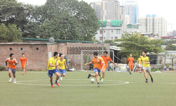 Vòng 2 giải bóng đá FSOFT Thu Đông 2016 diễn ra trên sân bóng Ngọc Bảo, Mạc Thái Tông, Hà Nội.