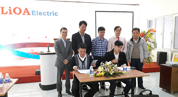 "Ông tơ" Nguyễn Đình Phong (hàng đứng, thứ 2 từ phải qua) trong lễ ký kết hợp đồng triển khai SAP ERP cho LiOA.