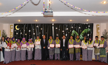 Đại sứ Brunei dự lễ trao chứng chỉ cho sinh viên quốc tế