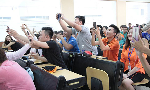 Các sinh viên thích thú ghi hình lại những khoảnh khắc đẹp trong FE Talk số 12. Những sinh viên đăng hình ảnh của MC Quỳnh Hương lên Facebook và có số thứ tự trùng với chị Hương chọn sẽ được tặng sách và chữ ký của chị.