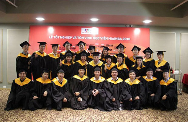 <p class="Normal"> Tham dự và trao chứng nhận tốt nghiệp có Viện trưởng Hà Nguyên, giảng viên Đoàn Hữu Cảnh, giảng viên Đỗ Tiến Long, GĐ đào tạo doanh nghiệp Lương Thị Hồng Anh, Trưởng phòng Đào tạo Nguyễn Thị Thanh Minh, GĐ tuyển sinh MBA Nguyễn Thị Thu Hà, Trưởng phòng PR Nguyễn Thị Huệ và một số CBNV tham dự chương trình.</p> <p class="Normal"> Sau phần phát biểu, đánh giá tổng kết các khóa học MiniMBA trong năm 2016 <span> của Viện trưởng Hà Nguyên</span><span>, học viên MiniMBA K65, K66, K67, K68, K69 và K70 lần lượt lên nhận chứng chỉ tốt nghiệp chương trình “MiniMBA - Tinh hoa quản trị thực hành” do FSB đào tạo và cấp bằng.</span></p>
