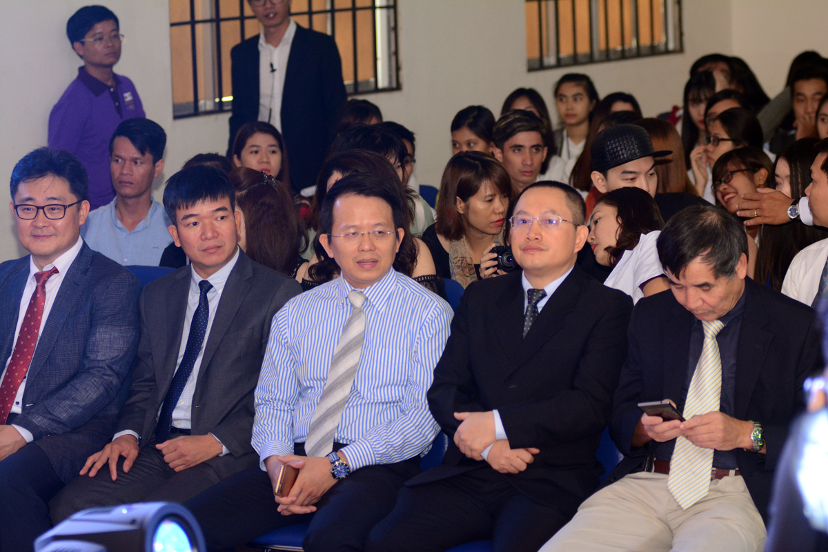 <p> Ngoài quan chức xứ sở kim chi và lãnh đạo ACE từ Hàn Quốc sang, tham dự buổi lễ khai trương còn có anh Lê Trường Tùng - Chủ tịch HĐQT ĐH FPT, anh Hoàng Việt Hà - COO FPT...</p>