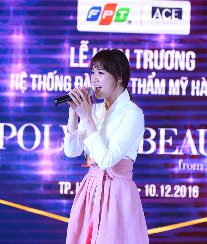 <p> Bên cạnh các hoạt động chính, lễ khai trương Poly K-Beauty còn mang đến bầu không khí sôi động với sự góp mặt của ca sĩ khách mời Hari Won cùng hàng loạt ca khúc hit của cô.</p>