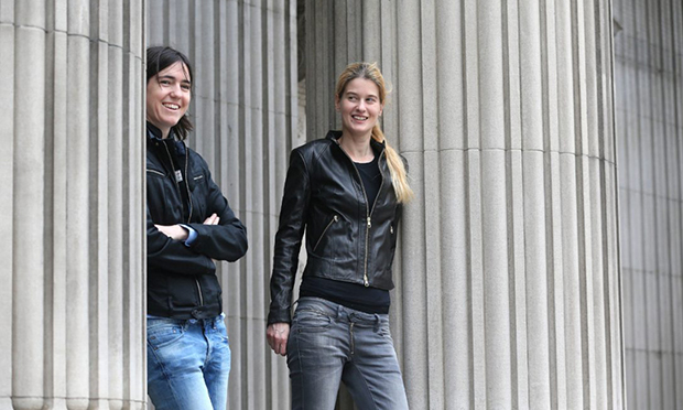 Hai nhà khoa học đến từ ĐH Toronto Raquel Urtasun (trái) và Sanja Fidler nổi tiếng với những ý tưởng huấn luyện AI liên quan tới đời sống. Họ đã từng tạo ra một ứng dụng có khả năng phân tích và học về thời trang, qua đó khuyến nghị người dùng cách ăn mặc thời trang hơn.