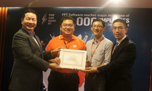 Nhân sự kiện này, anh Bình cũng đại diện FPT trao HC Lao động FPT hạng Nhất cho FPT Software.