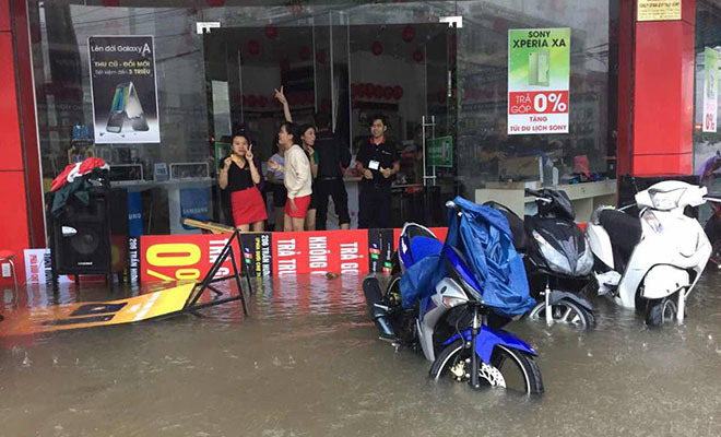<p style="text-align:justify;"> Phú Yên có 3 shop đóng ở 206 Trần Hưng Đạo, 363 Trần Hưng Đạo và 83 Nguyễn Thái Học. Do mưa quá lớn nên cả ba shop đều bị nước "tấn công". </p>