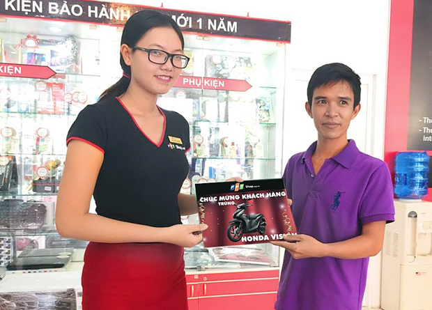 Anh T. H. Nghĩa là khách hàng đầu tiên trúng xe Honda Vision khi mua Galaxy J5 2016 tại FPT Shop 188 Tôn Đức Thắng, An Giang.