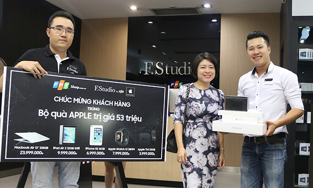 Sau khi mua iPad Pro 9.7 inch tại F.Studio by FPT, chị Đào Thị Mỹ Linh (TP HCM) đã là người may mắn sở hữu bộ quà tặng Apple trị giá đến 53 triệu đồng.