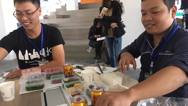 Anh Lê Phúc Văn (trái) và anh Phạm Minh tranh thủ ăn trưa trước khi bước vào cuộc chạy đua trong vòng 24h với 100 người dự thi tại Facebook Hackathon 2016. Đây là lần đầu tiên giải được tổ chức tại Hà Nội và là lần thứ hai tại Việt Nam.