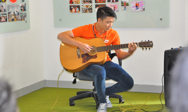<p> Anh Phan Nhật Huy biểu diễn guitar "Nhật ký của mẹ" tạm biệt các phụ huynh trước khi rời văn phòng để tham gia chương trình ăn trưa và bốc thăm diễn ra tại căng tin F-Town. </p>