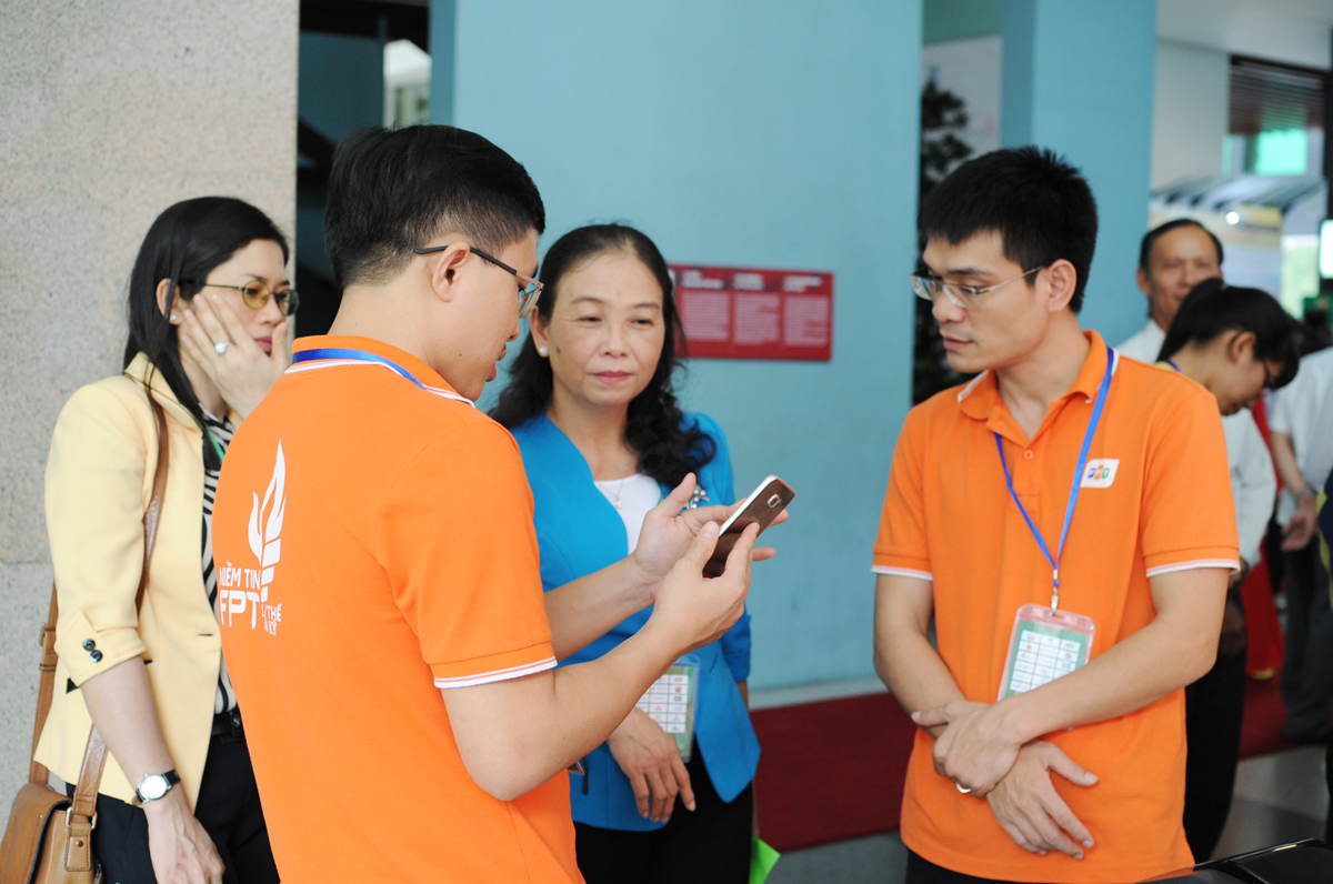<p> Anh Lê Đình Phước (phải) và anh Nguyễn Tiến Sơn, hai thành viên nhóm chuyên gia FPT đang hỗ trợ DAA, giới thiệu công nghệ và quy trình áp dụng tem truy xuất nguồn gốc với đại diện các doanh nghiệp.</p>