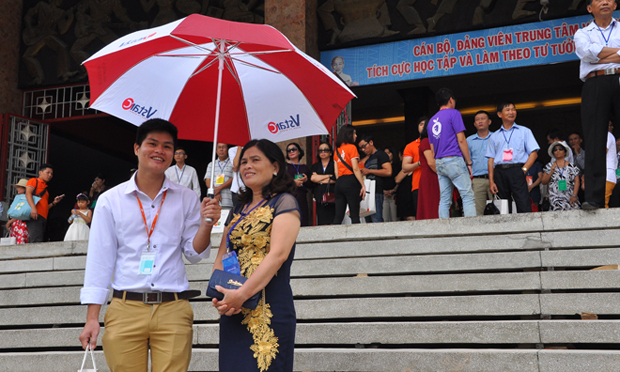 Bác Võ Thị Thông và con trai đang làm việc tại đơn vị chiến lược FSU11. Ban tổ chức Ngày Phụ huynh chuẩn bị sẵn hàng trăm chiếc ô để các tình nguyện viên và con em dùng để che nắng, mưa cho phụ huynh khi đợi xe buýt tới.