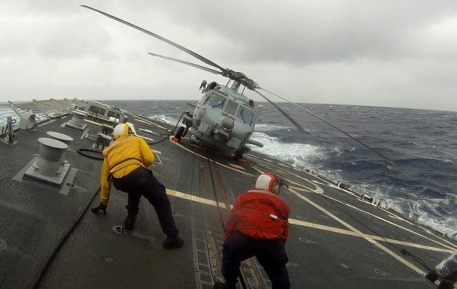 <p> Thủy thủ trên tàu sân bay trong một cơn bão.</p>