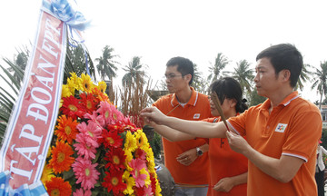 Đoàn FPT dâng hương tại Nghĩa trang liệt sĩ Điện Bàn
