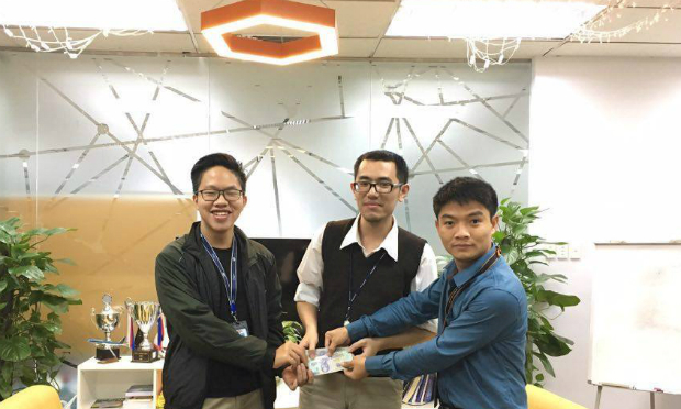Hoàng Anh (trái) và Nguyễn Minh Quang là hai người của FSU1.BU9 dành được chứng chỉ GE Predix đầu tiên tại Hà Nội.