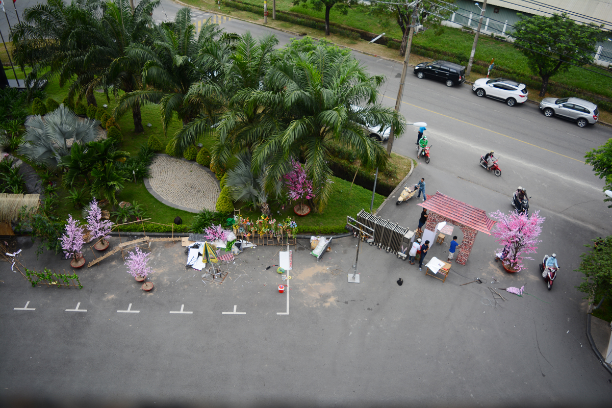 <p> Chỉ còn ít giờ nữa Lễ hội tất niên FPT HCM 2016 sẽ khai màn tại tòa nhà FPT Tân Thuận, KCX Tân Thuận, quận 7, TP HCM. Tất cả công tác chuẩn bị đã gần hoàn tất để sẵn sàng chào đón dân làng FPT đến trảy hội. </p>