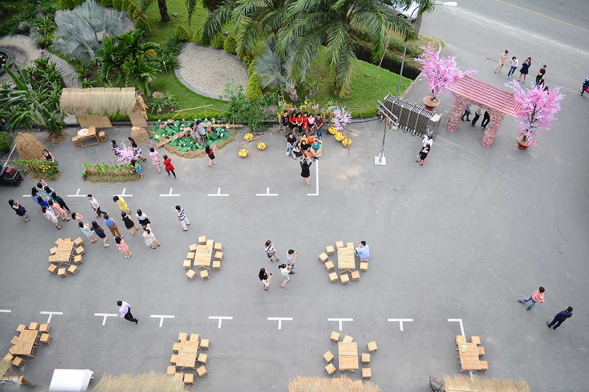 <p> Chiều tối ngày 28/12, Lễ hội tất niên truyền thống của người FPT HCM đã chính thức khai màn tại toà nhà FPT Tân Thuận, Khu chế xuất Tân Thuận, quận 7. Từ 16h30, khá đông dân làng FPT tề tựu về khu vực tổ chức để vãn cảnh, chụp hình lưu niệm.</p>