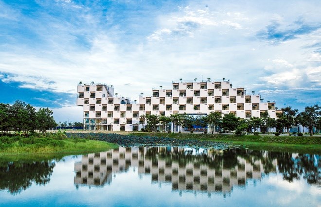 <p> Trường Đại học FPT (Khu công nghệ cao Hòa Lạc - Hà Nội) là một ngôi trường Việt có công trình kiến trúc hiện đại kết hợp hài hòa với thiên nhiên. Tòa nhà Alpha 7 tầng tại đây có kiến trúc vô cùng độc đáo. Đây là công trình thiết kế giành giải Nhất kiến trúc xanh Việt Nam và được vinh danh tại Festival kiến trúc thế giới năm 2014. Ảnh: <strong>ĐH FPT.</strong></p>
