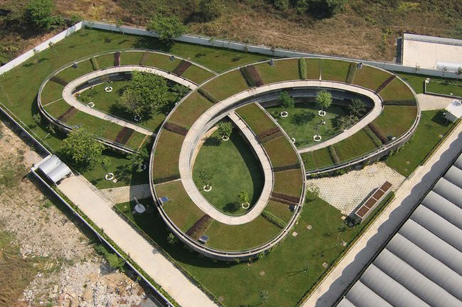 <p> Nằm trong một công ty ở Đồng Nai, trường mầm non Những Bông Hoa Nhỏ được thiết kế mô phỏng theo hình dạng của loài cỏ ba lá, từ mái nhà cho đến khuôn viên đều phủ một màu xanh. Ảnh: <strong>VnExpress.</strong></p>