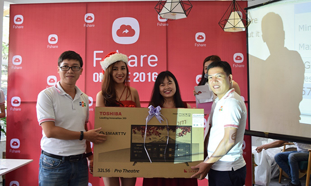 Tại buổi lễ “Họp mặt cuối năm” ở Thành phố Hồ Chí Minh, chị Trần Thanh Nguyên đến từ diễn đàn “Truyentranh.net” đã may mắn nhận được chiếc Smart TV nhãn hiệu Toshiba từ Chương trình “Quay số ngẫu nhiên” tại buổi lễ.