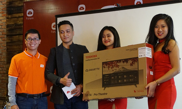 Tại Hà Nội, anh Nguyễn Quốc Việt, uploader đến từ diễn đàn Phienbanmoi.com là chủ nhân của giải thưởng Smart TV Toshiba.