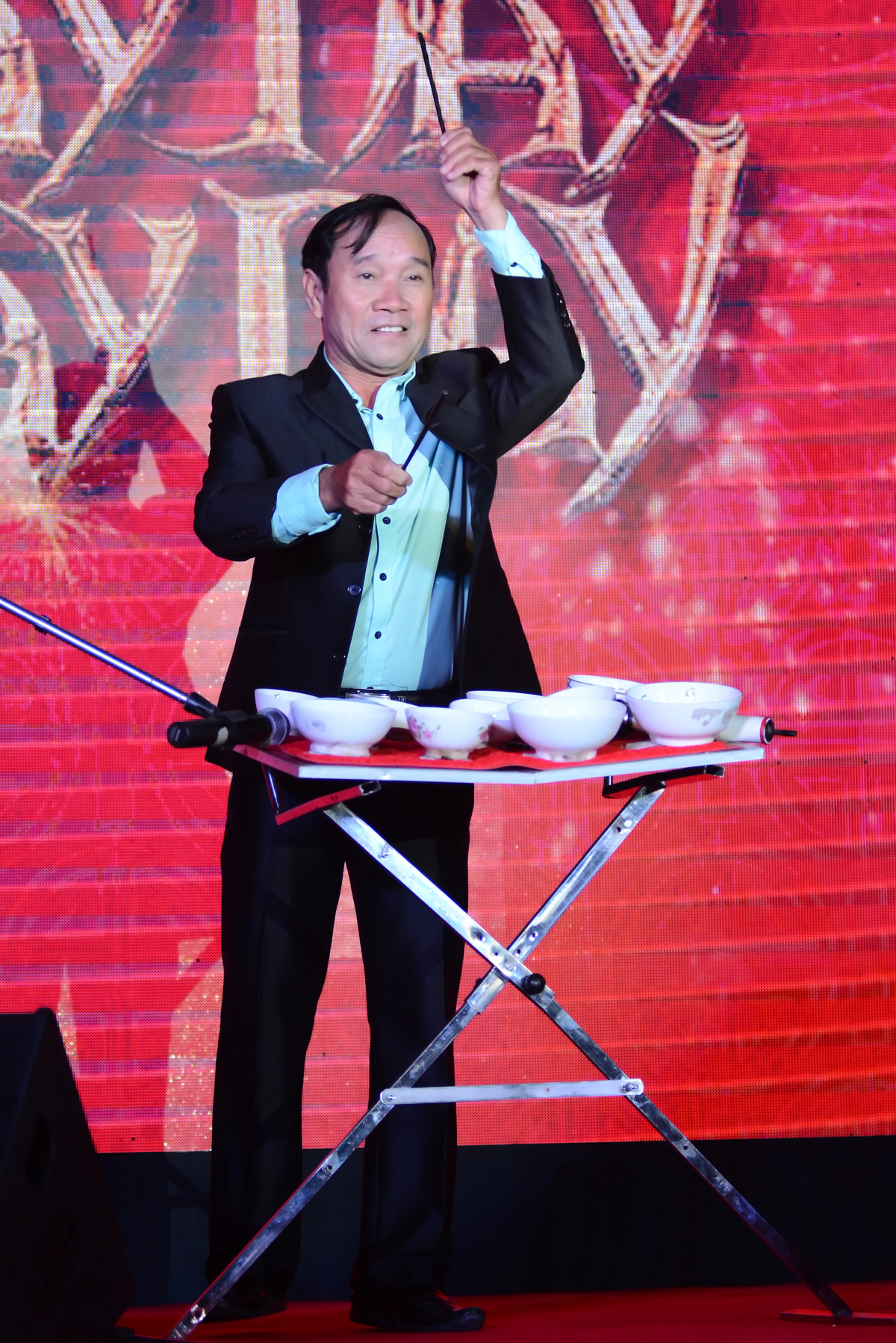 <p> Nghệ sĩ Mai Đình Tới gửi tặng người FPT ca khúc "Mùa xuân trên thành phố Hồ Chí Minh" chỉ với những chiếc chén bát và đũa. </p>