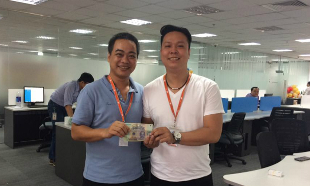 Phó Giám đốc FSU1 kiêm phụ trách chiến dịch 50 chứng chỉ GE Đặng Văn Thành (trái) thưởng nóng cho anh Lê Minh Quân, FSU1.BU27, người đầu tiên thi đỗ trong tháng 12.