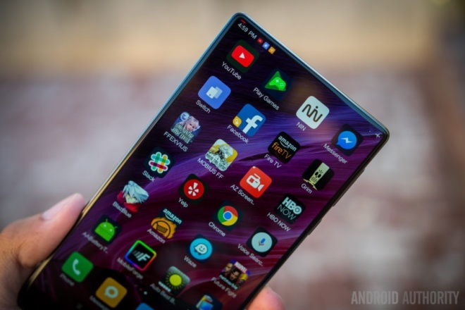 <p class="Normal" style="text-align:justify;"> <strong>Xiaomi Mi Mix</strong><br /><br /> Ngoài thiết kế ấn tượng mang phong cách tương lai với màn hình gần như không có viền, vỏ gốm và loa thoại biến mất, Mi Mix còn là smartphone có cấu hình mạnh mẽ nhất của Xiaomi hiện giờ. Phiên bản đặc biệt được Xiaomi trang bị RAM lên tới 6GB, nhiều gấp đôi iPhone 7 Plus.<br /><br /> Nhà sản xuất Trung Quốc còn hào phóng trang bị bộ nhớ lên tới 256GB cho mẫu Android này. Còn với vi xử lý, Mi Mix cũng được trang bị dòng chip cao cấp nhất của Qualcomm trong năm nay, Snapdragon 821.</p>