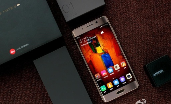 <p class="Normal" style="text-align:justify;"> <strong>Huawei Mate 9 Pro</strong><br /><br /> Khi Galaxy Note 7 buộc phải rút lui khỏi thị trường nửa cuối 2016, các hãng Trung Quốc đua nhau tung ra smartphone màn hình lớn cấu hình cao nhằm thế chỗ. Mate 9 Pro được đánh giá là lựa chọn thay thế xứng đáng khi sở hữu màn hình lớn, thiết kế cong và cấu hình thậm chí còn cao hơn phablet của Samsung.<br /><br /> Mẫu Android của Huawei có dung lượng RAM tối đa lên tới 6GB. Không dùng vi xử lý Snapdragon của Qualcomm, Huawei trang bị vi xử lý do họ tự phát triển, Kirin 960 8 nhân, với hiệu năng được cho là còn tốt hơn cả Snapdragon 820. Một trang bị đáng chú ý nữa ở Mate 9 Pro là hệ thống camera kép do hãng máy ảnh Leica đồng phát triển.</p>