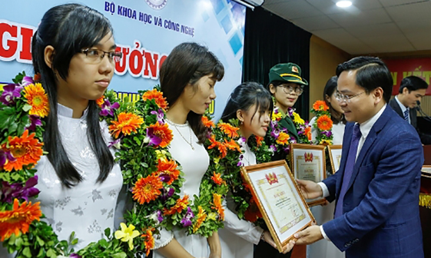 Sự kiện trao Giải thưởng “Nữ sinh viên tiêu biểu trong lĩnh vực Kỹ thuật” năm 2016 được tổ chức trọng thể tại Văn phòng Chủ tịch nước.