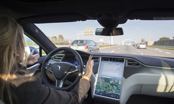 Tesla cảnh báo lái xe 'né' tai nạn phía trước