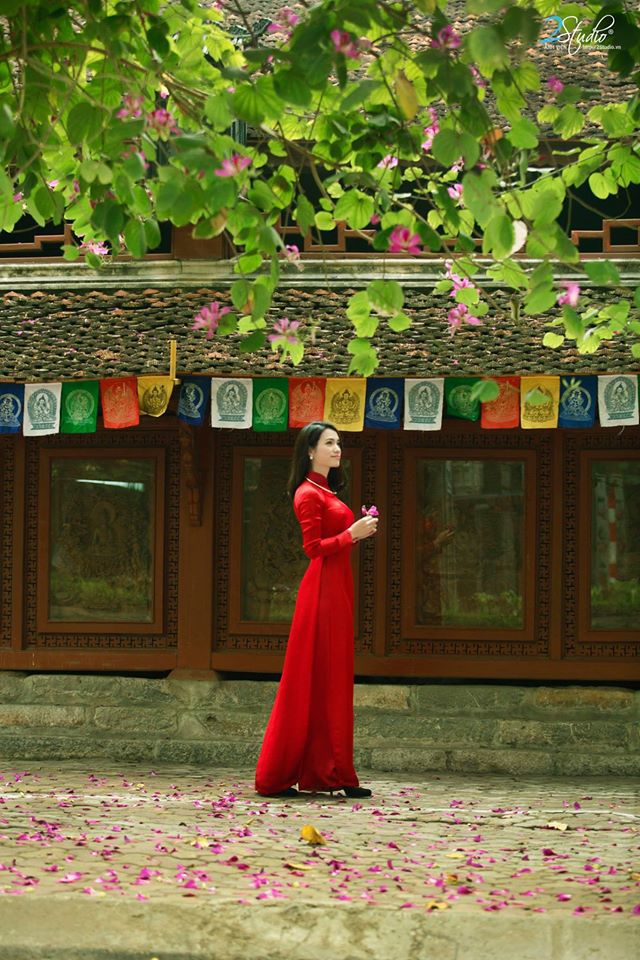 <p class="Normal"> Sau lần chụp ảnh cưới, 6 năm sau, chị Phương đầu tư bộ ảnh chuyên nghiệp với tà áo dài truyền thống của dân tộc.</p>