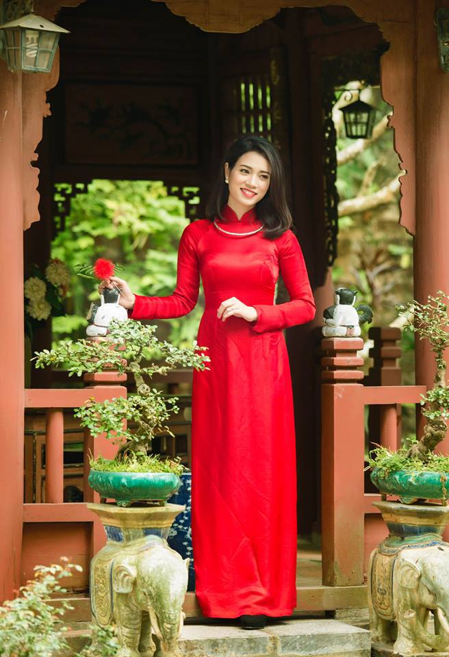 <p class="Normal"> Gần dịp Tết, chị Phương chọn áo dài màu đỏ để mừng mùa Xuân mới sắp sang.</p>