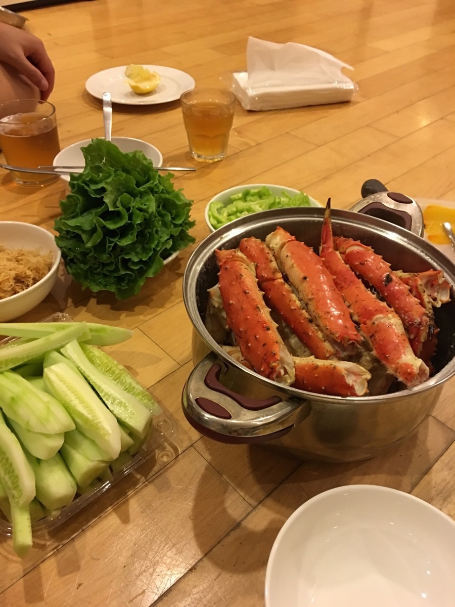 <p class="Normal"> Vì đồ ăn của Hàn Quốc khá cay, nhiều người không ăn được. Mọi người thường cải thiện bằng cách tự nấu ăn và ăn nhiều rau hơn. Ở đây canh rong biển gần như là món <span>không thể thiếu trong mỗi bữa ăn. </span></p> <p class="Normal"> <span>Trong ảnh là m</span><span>ón khoái khẩu của anh em onsite - King Crab. Rất ngon và khá đắt, khoảng 100 USD/con.</span></p>