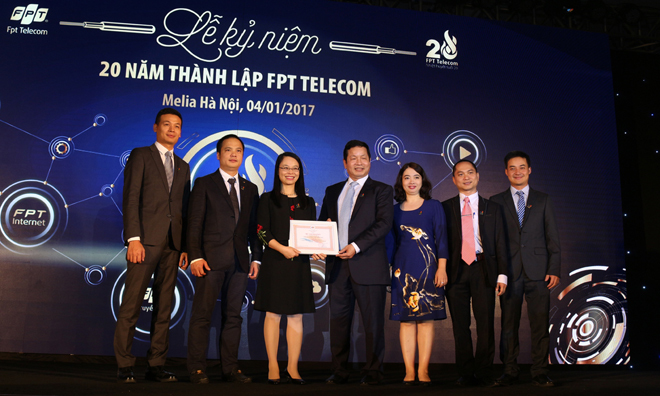 <p class="Normal"> Chủ tịch Trương Gia Bình trao HC Sao Mai - danh hiệu cao quý nhất của tập đoàn cho FPT Telecom. Viễn thông FPT là tập thể thứ ba trong FPT được nhận danh hiệu cao quý này. Hai đơn vị được vinh danh trước đó là Tổ chức Giáo dục FPT và FPT Software.</p>