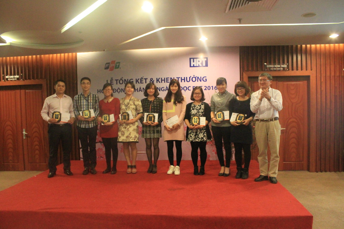 <p> TGĐ FPT Bùi Quang Ngọc đại diện FPT trao thưởng cho các cán bộ xuất sắc. Anh cũng gửi lời chúc mừng và động viên CBNV toàn ngành nhân dịp kỷ niệm 17 năm thành lập.  </p>
