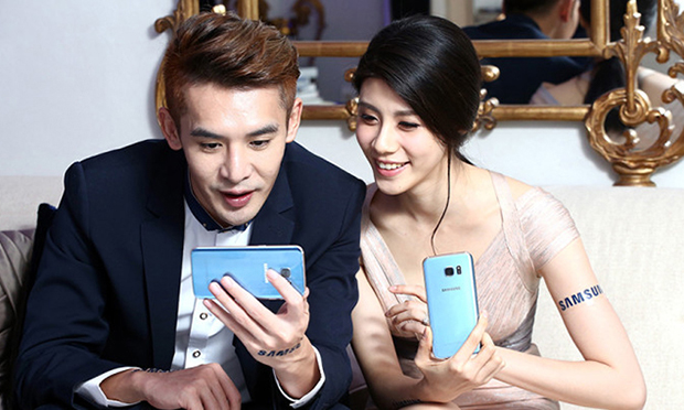 Samsung Galaxy S7 edge phiên bản màu đặc biệt Blue Coral sẽ là phần thưởng dành cho khán giả có dự đoán chính xác hãng đoạt nhiều giải thưởng nhất và gần đúng nhất số người tham gia chương trình nhắn tin.