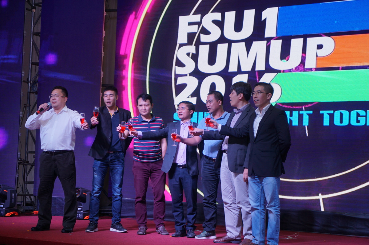 <p> TGĐ FPT Software Hoàng Việt Anh nhìn nhận, trong 5 năm kể từ 2012, FSU1 luôn ở vị trí số 1 trong công ty. "FSU1 đã góp phần sản sinh ra 5 FSU mới mà vẫn giữ vững được vị thế dẫn đầu của mình. Điều này quá rực rỡ. Tuy nhiên, 5 năm tiếp theo sẽ là thách thức đối với các bạn".</p> <p> Chủ tịch FPT Software Hoàng Nam Tiến bổ sung, với việc có 5 FSU được lập ra từ đơn vị, FSU1 cần tự hào vì mình có khoảng 3.000 người. "Một điều thú vị nữa là rất nhiều lãnh đạo FPT Software đều có "xuất thân" từ FSU1. Tôi hy vọng điều này tiếp tục trong các năm tới. Tuy nhiên, năm 2017, lần đầu tiên FSU1 có 'kẻ thách thức' là FGA (FPT Global Automotive). Dường như họ có thể vượt qua được các bạn như lời họ khẳng định. Bởi vậy, để giữ vị trí anh cả của mình, FSU1 cần phải có thêm người, thêm dự án hơn nữa. Đây không chỉ là nhiệm vụ mà còn là thách thức", anh nhắn nhủ.</p> <p> Khép lại phần lễ, Ban lãnh đạo FPT Software cùng lãnh đạo FSU1 nâng ly khai tiệc. Chương trình được tiếp diễn với hàng loạt tiết mục văn nghệ đặc sắc.</p>
