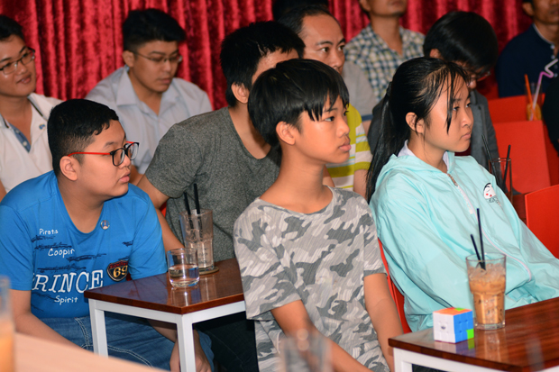 Buổi gặp gỡ tháng này đón chào nhiều sinh viên mới, trong đó có những bạn còn rất trẻ như Nguyễn Phan Thủy Nguyên, 15 tuổi và Nguyễn Tuấn Anh, 12 tuổi. Sinh viên 12 tuổi của xDay tháng 11/2016 Nguyễn Đức Thành Công cũng tham dự sự kiện. Dù phải cân bằng giữa việc học ở trường và học online tại FUNiX, hiện tại Công vẫn theo sát tiến độ mà nhà trường đặt ra với việc hoàn thành mỗi môn học trong khoảng 1,5 tháng