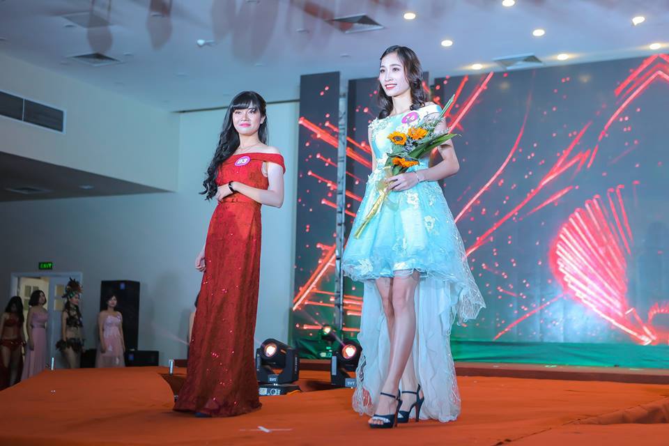 <p> Phần trình diễn của thí sinh FSU1.Z10 Đỗ Thị Mai (trái) và Tạ Thị Minh Châu.</p>