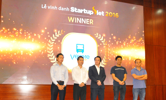<p> Đại diện của Top 5 chương trình bình chọn Start-up việt 2016 cùng đứng trên sân khấu để nghe kết quả đánh giá của Hội đồng chuyên môn. VeXeRe.com và JupViec.vn cùng đạt điểm trung bình cao nhất từ Hội đồng giám khảo là 8,5 điểm. Theo thể lệ, để chọn ra quán quân của Start-up Việt 2016, Ban tổ chức căn cứ vào số điểm ở vòng bình chọn Top 18. Với số điểm tại Top 18 nhỉnh hơn, VeXeRe đã đoạt danh hiệu Start-up Việt 2016. </p>